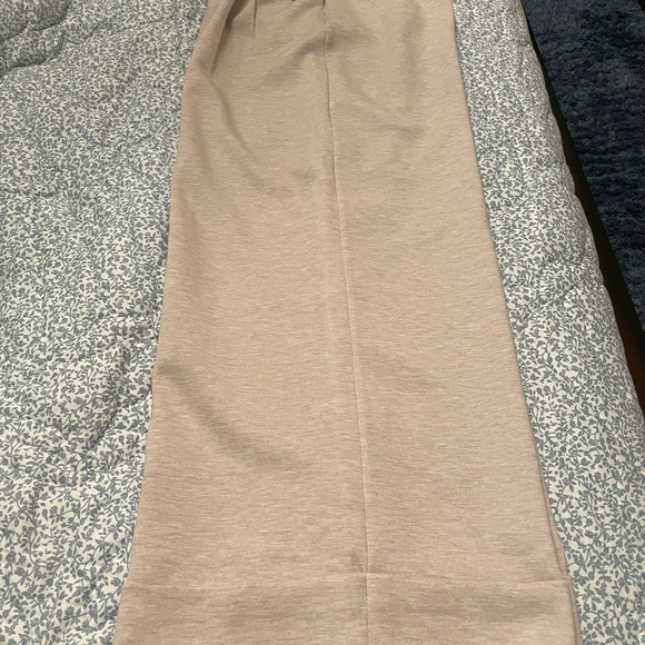 Brand new Express pants. Never worn. Very soft, jersey material. Size 4 short - Picture 2 of 5